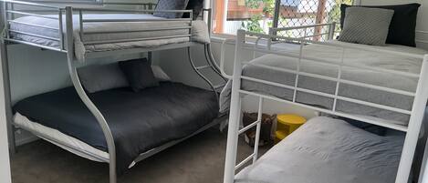 4 soverom, strykejern/-brett og sengetøy