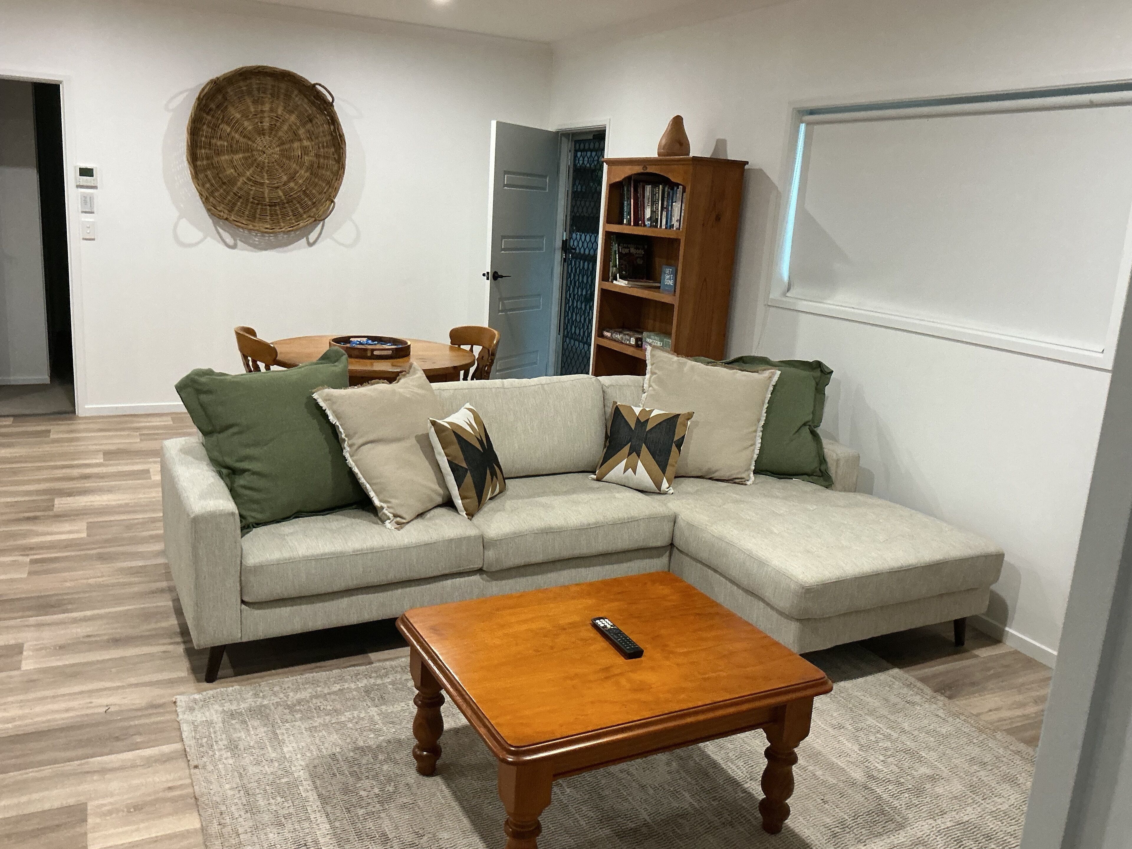 Smart-tv, een open haard en boeken