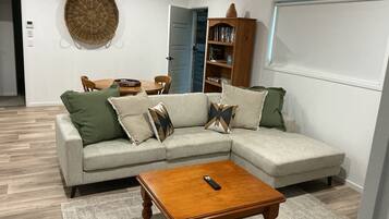 Smart-tv, een open haard en boeken