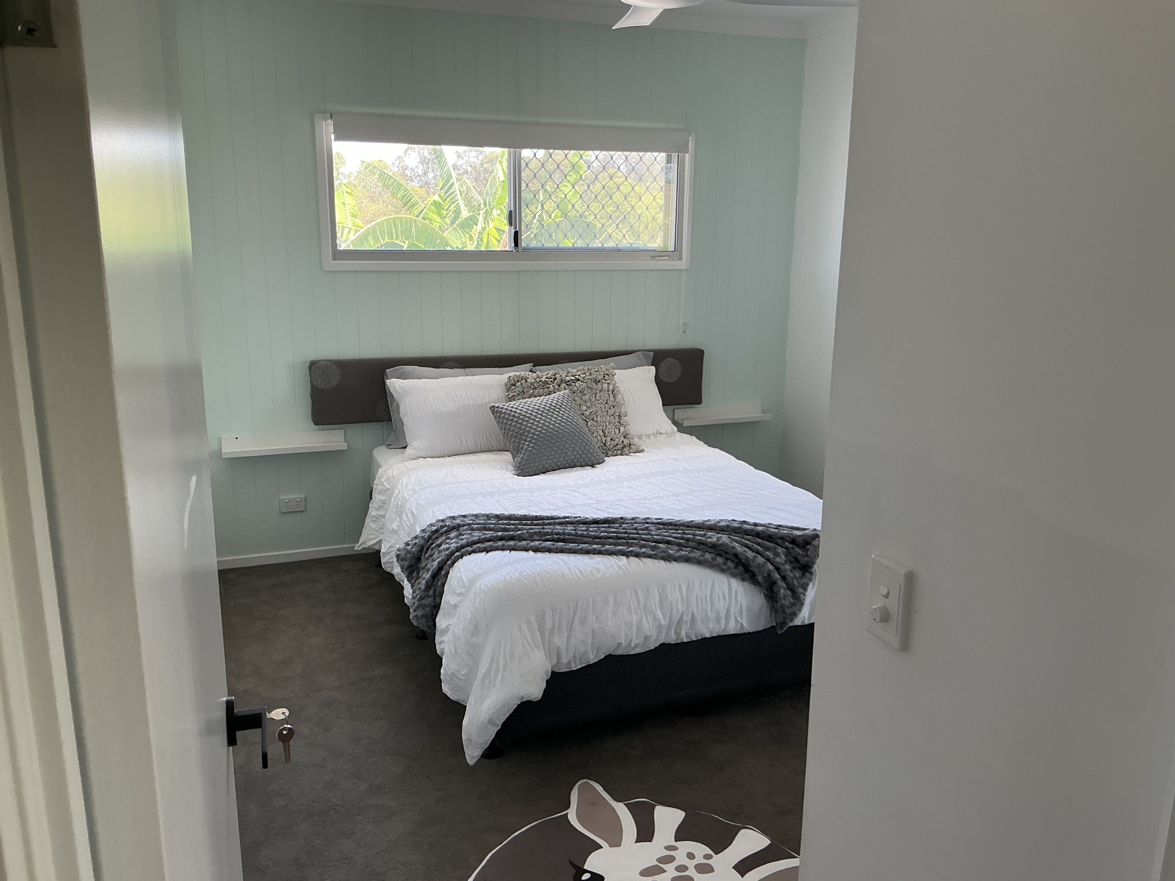 Tabla de planchar con plancha y ropa de cama 