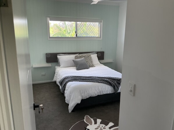 4 bedrooms, iron/ironing board, bed sheets - Just off the highway , 2 kilometres to town but still in the country. (Victory Heights)