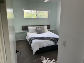 Room - Just off the highway , 2 kilometres to town but still in the country. (Victory Heights)