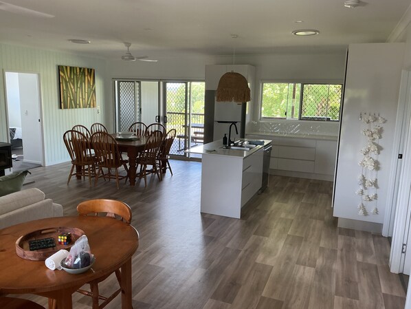 Dining - Just off the highway , 2 kilometres to town but still in the country. (Victory Heights)