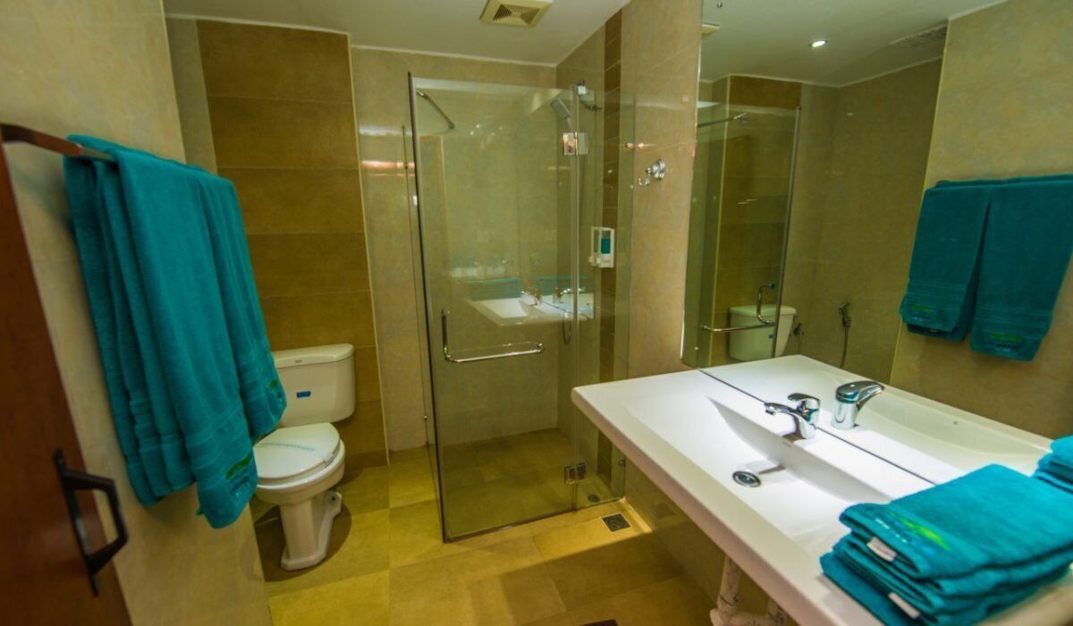 Habitació doble o amb dos llits individuals Deluxe, balcó, vistes a la muntanya | Bany | Articles de tocador gratuïts, tovalloles, sabó i xampú 