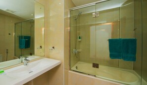 Kahden hengen deluxe-huone (yksi tai kaksi sänkyä), parveke, vuoristonäköala | Kylpyhuone | Ilmaiset hygieniatuotteet, pyyhkeet, saippua, sampoo