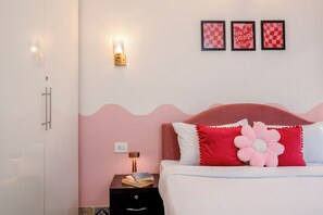 WiFi, bed sheets - Pillow Talk , 1BHK, Wifi and AC , Common Pool (Siolim)