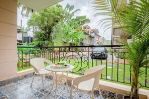 Outdoor dining - Pillow Talk , 1BHK, Wifi and AC , Common Pool (Siolim)