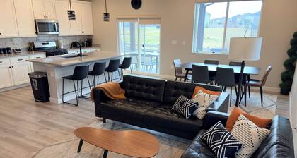 Modern 4-bedroom house in Quiet Brighton, Near Major Highways & DIA