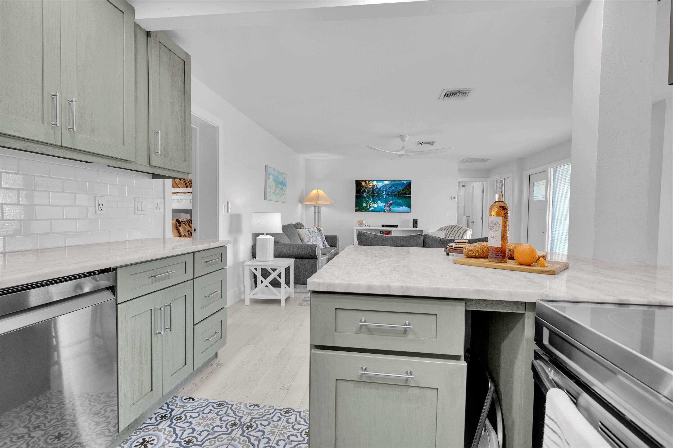 冷蔵庫、電子レンジ、オーブン、コンロ