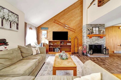 Crosstown Retreat | 2 Miles to Mt Snow w Fireplace