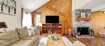 Crosstown Retreat | 2 Miles to Mt Snow w Fireplace