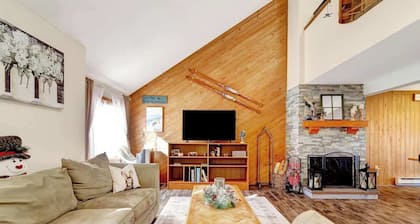 Crosstown Retreat | 2 Miles to Mt Snow w Fireplace