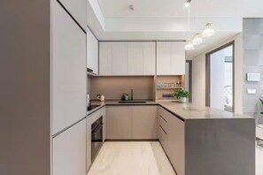 Refrigerador con freezer, microondas, horno, placa de cocina