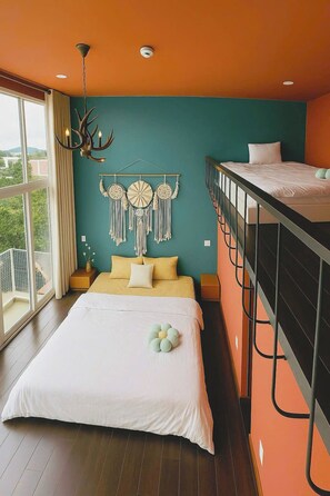 Kamar Deluks, balkon, pemandangan kota | Meja kerja, tirai kedap cahaya, setrika/meja setrika, dan Wi-Fi gratis