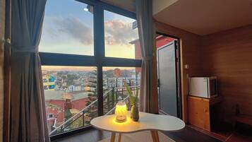 Studio Panoramic | Memory foam-madrasser, minibar, individuell inredning och skrivbord