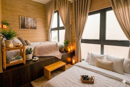 Escritorio, cortinas blackout y tabla de planchar con plancha