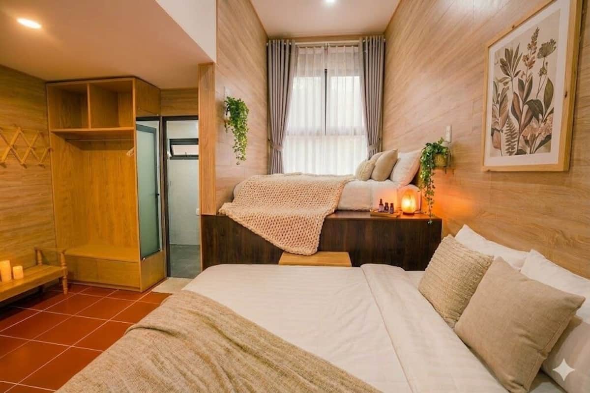 Kamar Double Keluarga, pemandangan kebun | Meja kerja, tirai kedap cahaya, setrika/meja setrika, dan Wi-Fi gratis