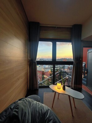 พาโนรามิกสตูดิโอ | เตียงเมมโมรีโฟม, มินิบาร์, ห้องพักตกแต่งอย่างมีเอกลักษณ์, โต๊ะทำงาน