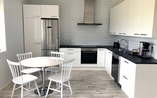 Mikrobølgeovn, ovn, kokeplater og oppvaskmaskin