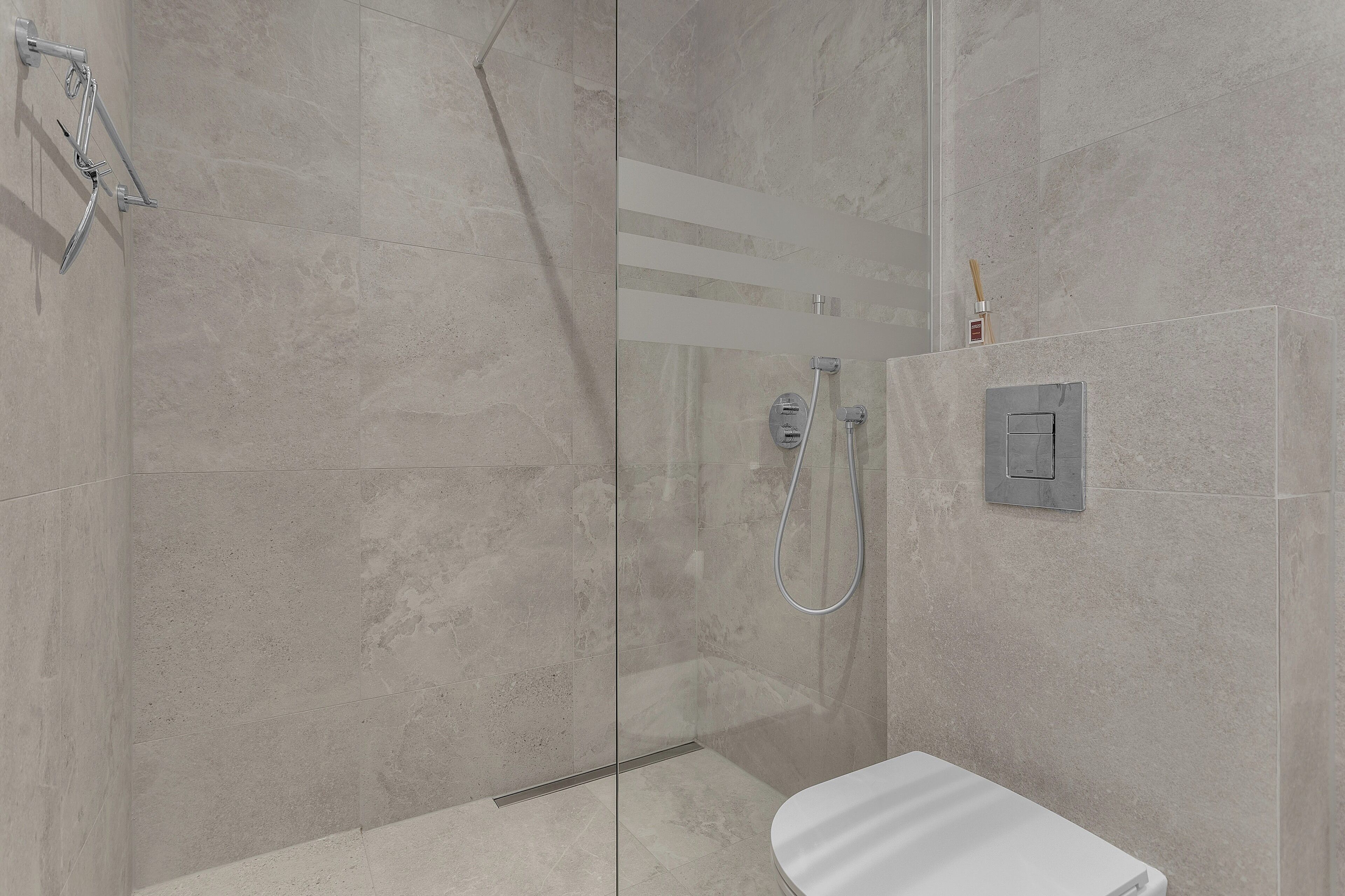 Douche, sèche-cheveux, serviettes fournies, savon