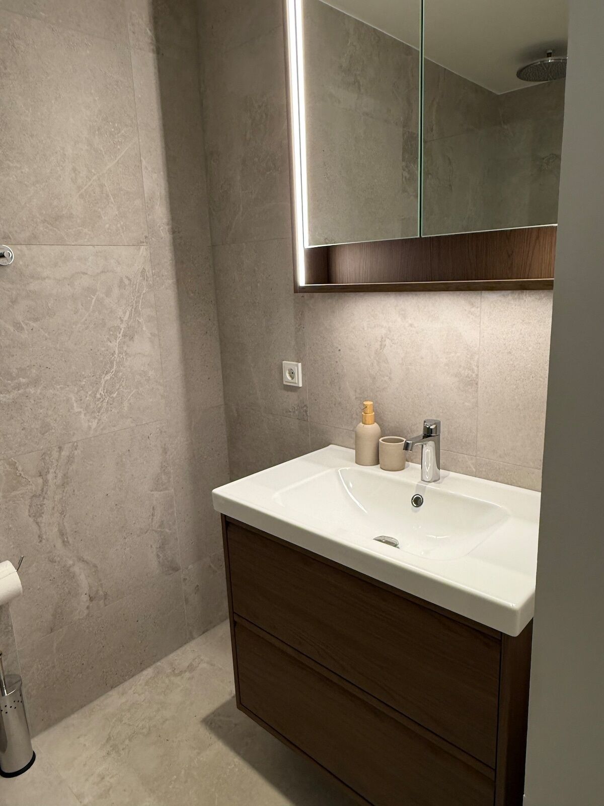 Douche, sèche-cheveux, serviettes fournies, savon