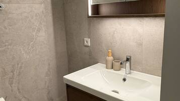 Regadera, secadora de cabello, toallas, jabón