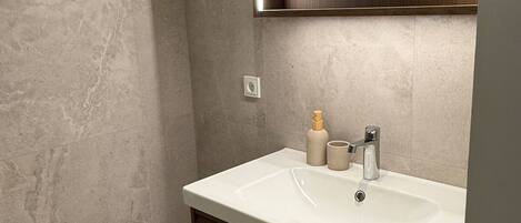 Douche, sĂšche-cheveux, serviettes fournies, savon