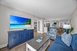 Luxe appartement, airconditioning, gedeeltelijk uitzicht op oceaan | Woonruimte | Een televisie
