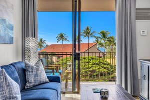 럭셔리 콘도, 에어컨, 부분 바다 전망 | 거실 공간 | TV