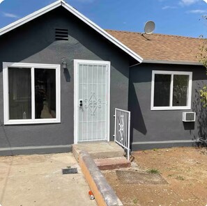 Exterior detail - Remodeled 2-Bedroom House 2 Miles From DTLA With Free Parking (Los Angeles)