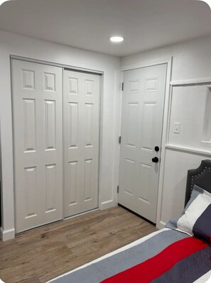 Iron/ironing board, WiFi, bed sheets - Remodeled 2-Bedroom House 2 Miles From DTLA With Free Parking (Los Angeles)