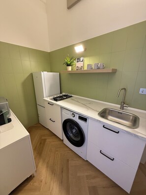 Apartamento conforto, vista para a cidade | Cozinha privada | Geladeira, cooktop, talheres/pratos/utensílios de cozinha