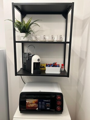 Apartamento clássico | Cozinha privada | Geladeira, cooktop, talheres/pratos/utensílios de cozinha