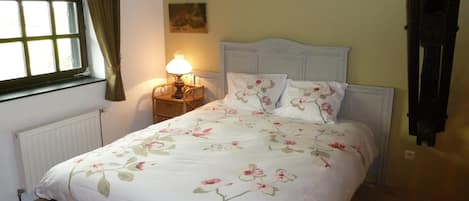 5 bedrooms, individually furnished, bed sheets