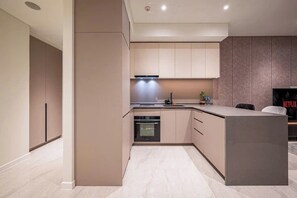 Suíte grand, 1 quarto, acesso ao Club Lounge, vista para a cidade | Cozinha privada | Geladeira grande, micro-ondas, fogão, cooktop