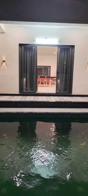 حمام سباحة