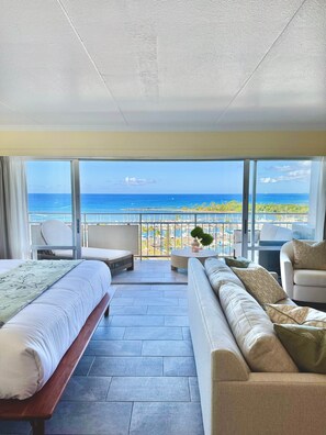 Ein geräumiger Balkon mit freiem Blick auf das Meer und den Hafen.