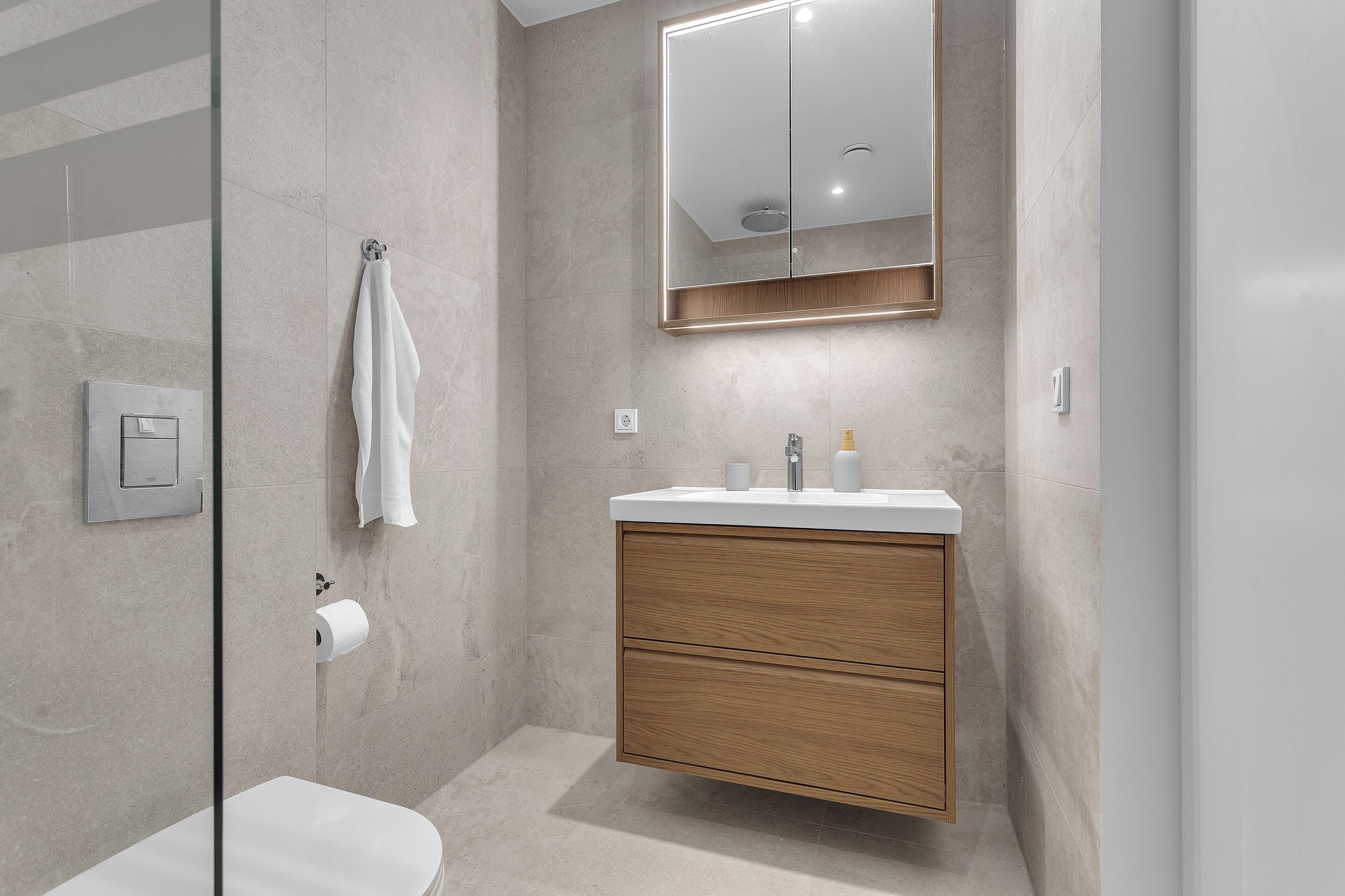 Doccia, asciugacapelli, asciugamani, sapone