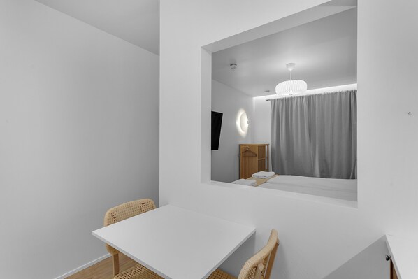 WiFi, bed sheets - Castle Inn Downtown KEF 2 (Keflavík)