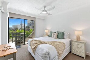 2 bedrooms, iron/ironing board, travel cot, WiFi - Carrington Holiday Getaway # 5 - Main Beach (Main Beach)