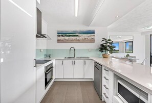 Fridge, microwave, oven, stovetop - Carrington Holiday Getaway # 5 - Main Beach (Main Beach)