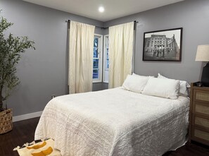 Iron/ironing board, Internet, bed sheets - Long Beach Duplex - Updated 1950s Unit A/C Parking (Long Beach)