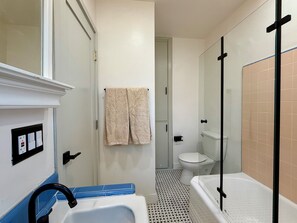 Hair dryer, towels, soap, toilet paper - Long Beach Duplex - Updated 1950s Unit A/C Parking (Long Beach)