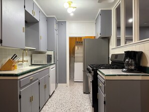 Private kitchen - Long Beach Duplex - Updated 1950s Unit A/C Parking (Long Beach)