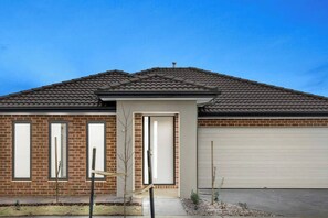 Exterior - New Luxury Home • Perfect for Families & WorkStays (Mickleham)