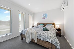 Schreibtisch, Bügeleisen/Bügelbrett, WLAN