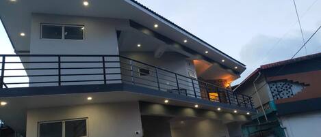 Vista frontal de la propiedad