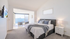 Een strijkplank/strijkijzer, gratis wifi, beddengoed