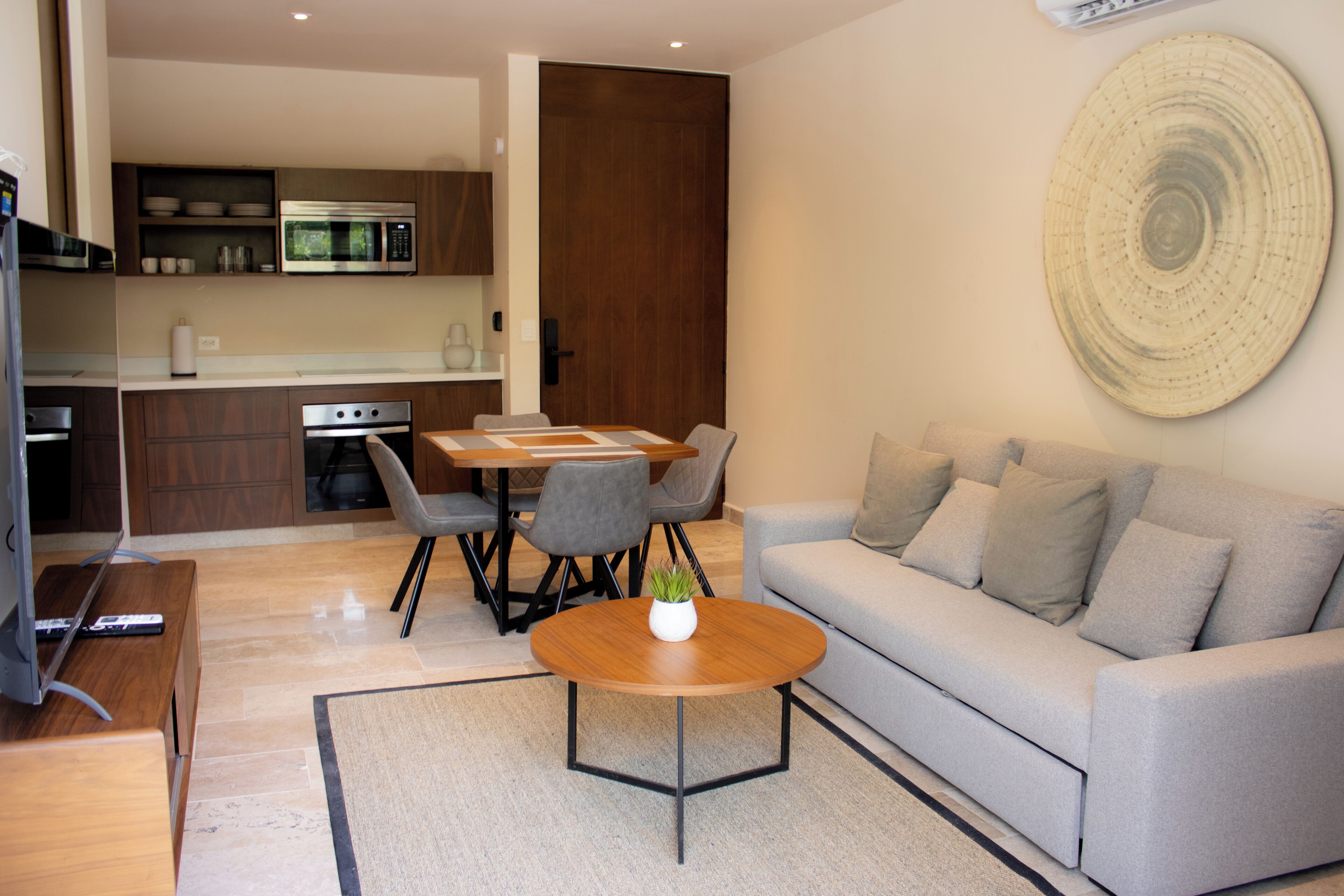 Deluxe Apartment, Balcony, Garden View | Dining room