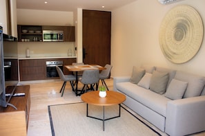 디럭스 아파트, 발코니, 정원 전망 | 다이닝룸